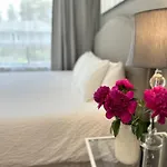 Modern Lux Family Rooms - Kingbed - Near Sheppard W Station Toronto