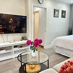 Modern Lux Family Rooms - Kingbed - Near Sheppard W Station Toronto