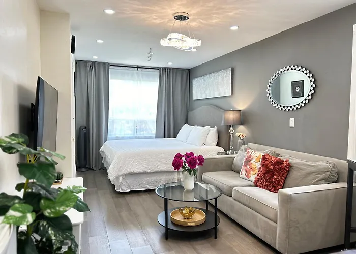 Modern Lux Family Rooms - Kingbed - Near Sheppard W Station Toronto