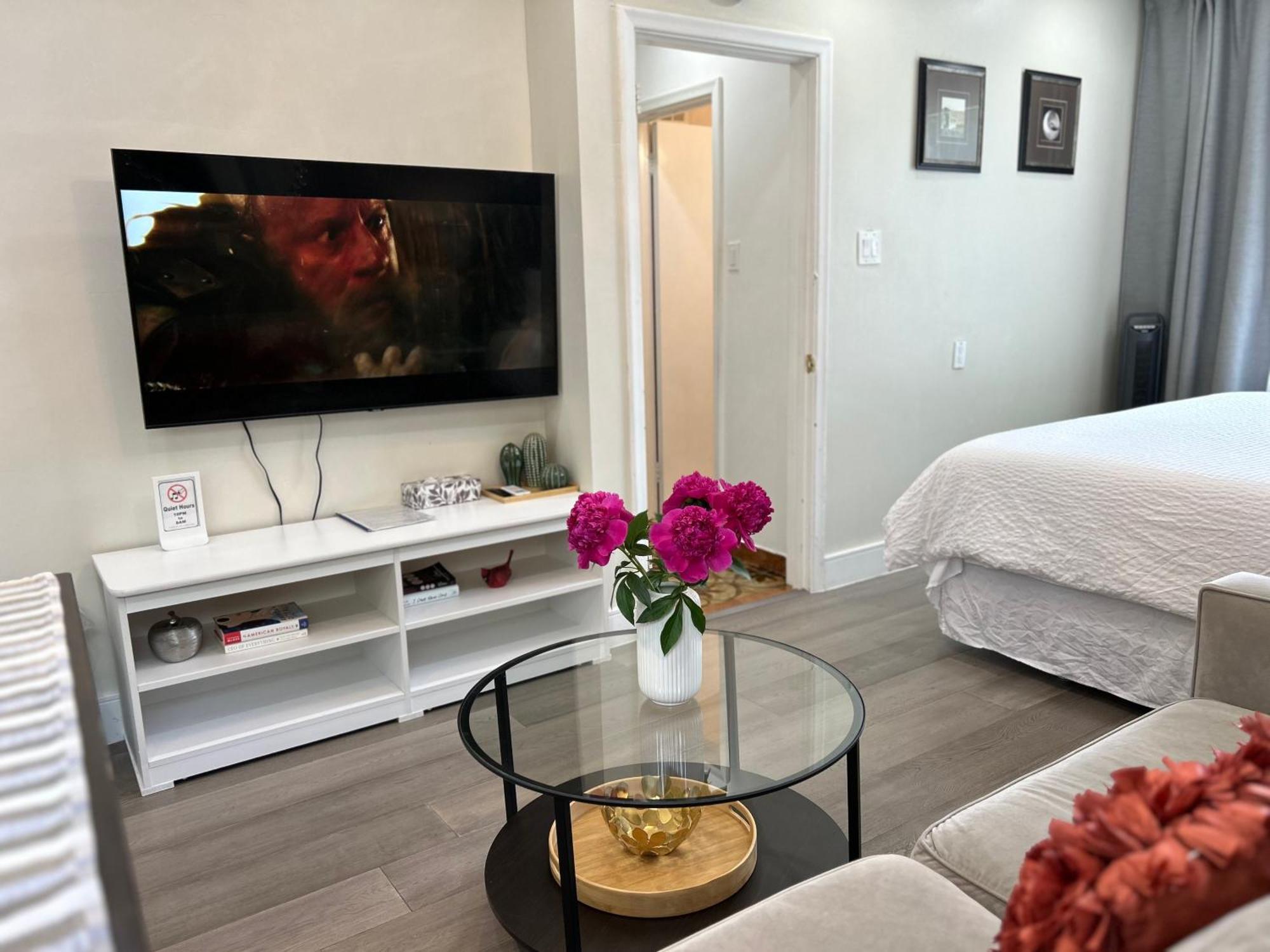 Modern Lux Family - Kingbed - Near Sheppard W Station *