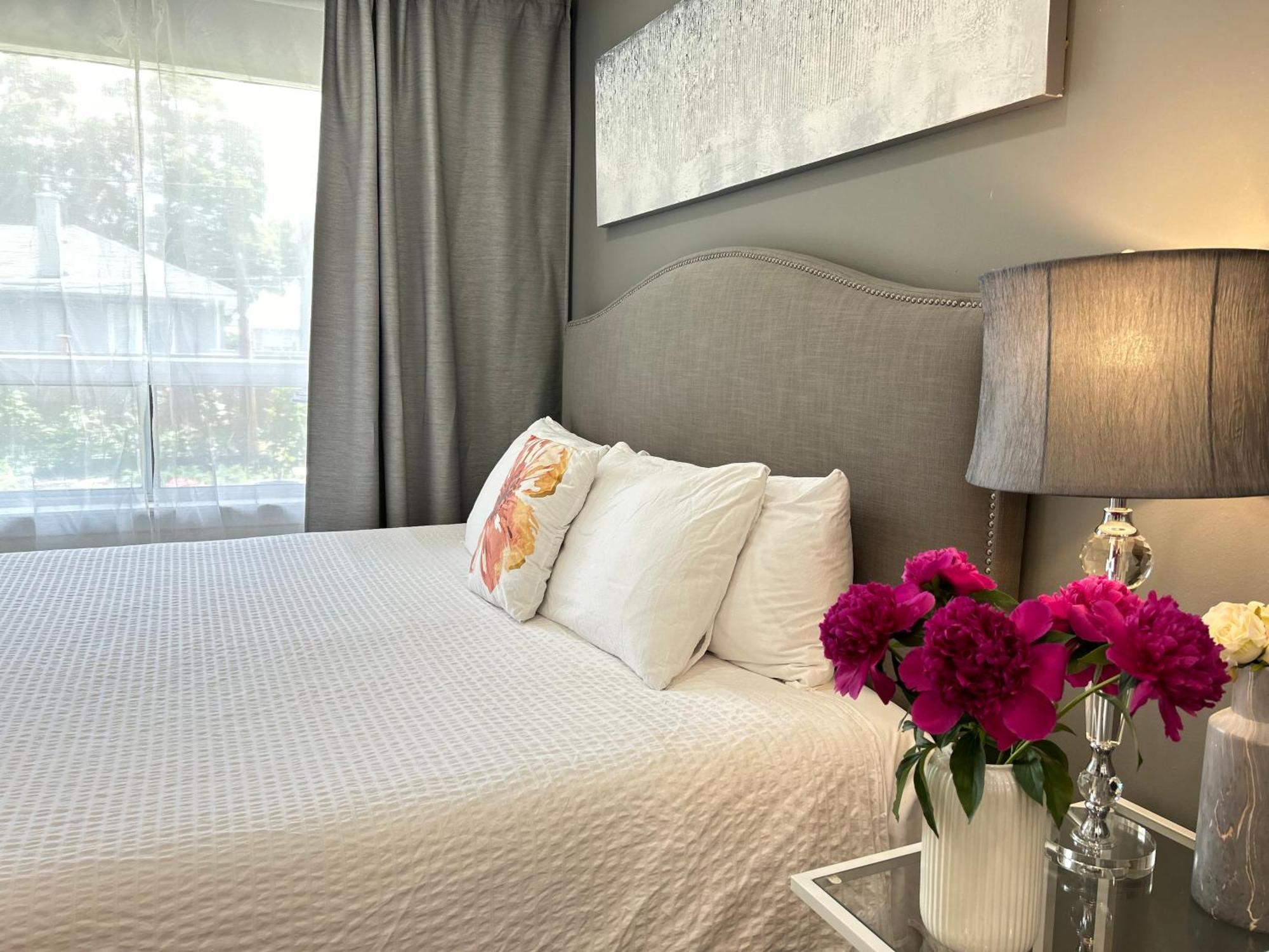 Modern Lux Family - Kingbed - Near Sheppard W Station *
