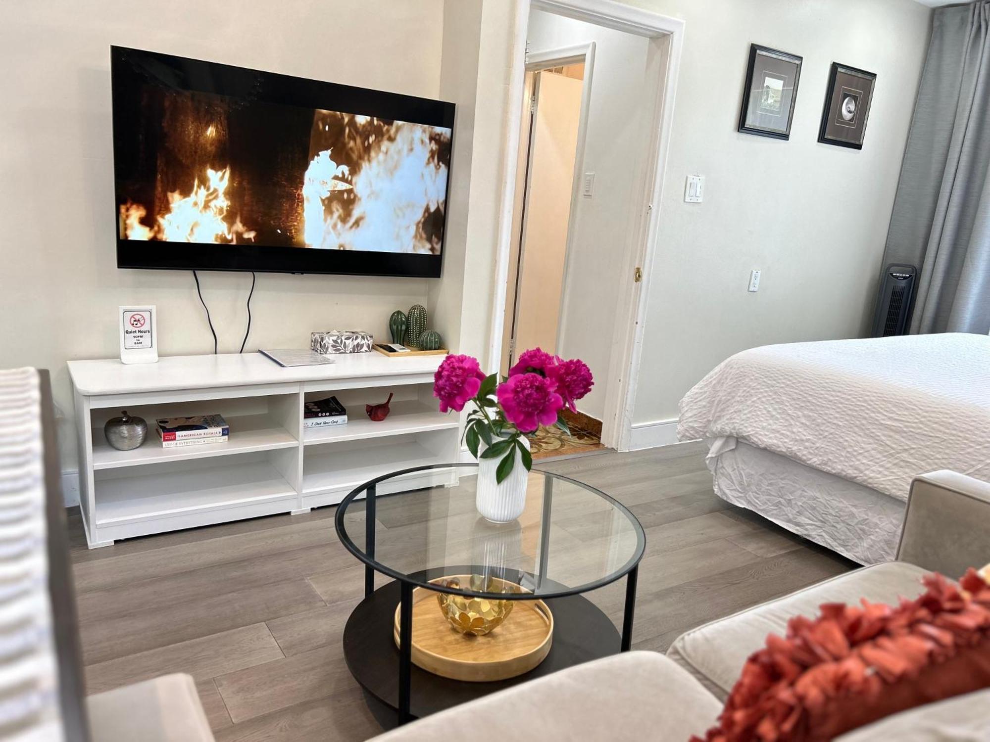 Privatunterkunft Modern Lux Family - Kingbed - Near Sheppard W Station