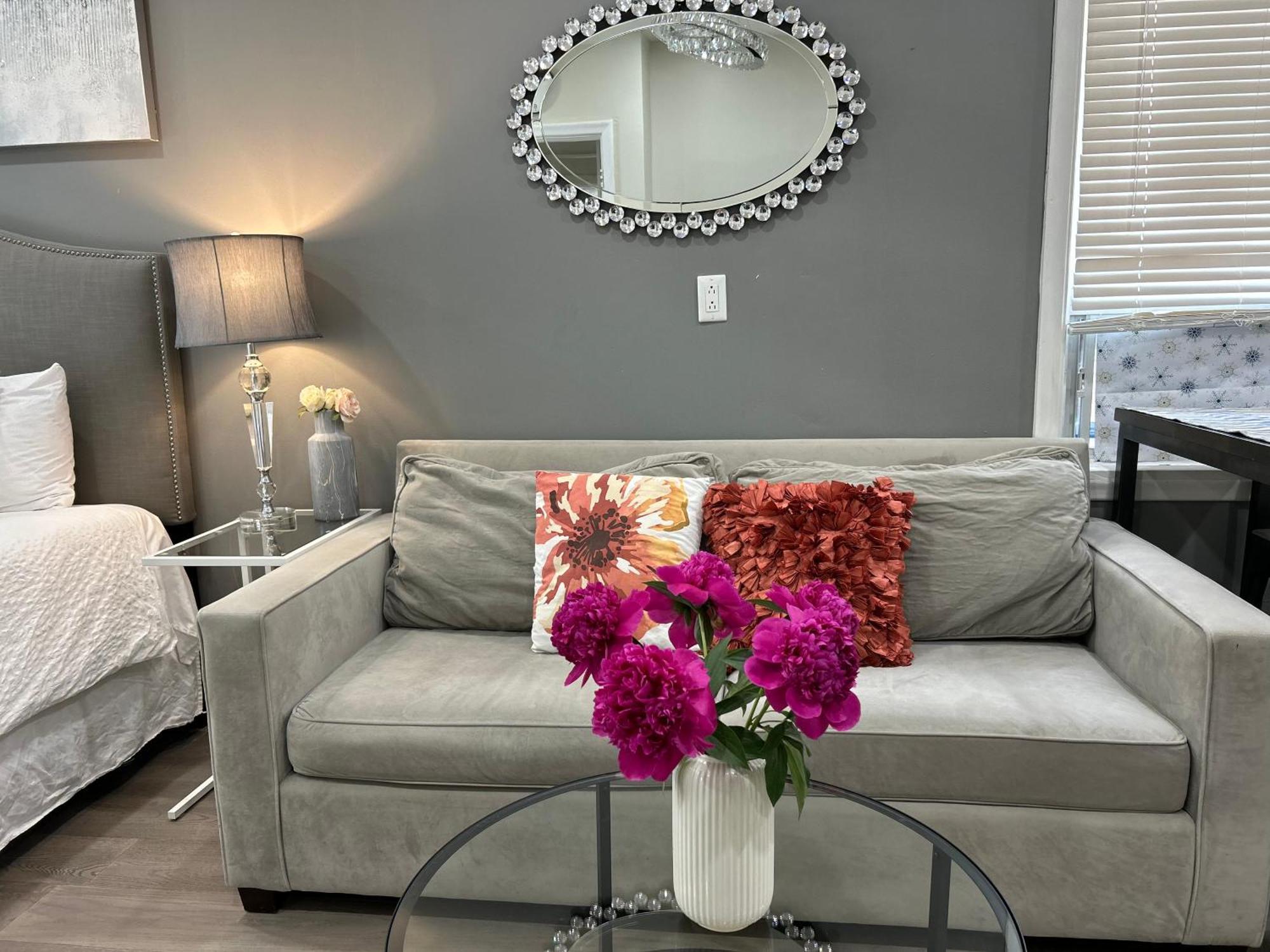 Modern Lux Family - Kingbed - Near Sheppard W Station *