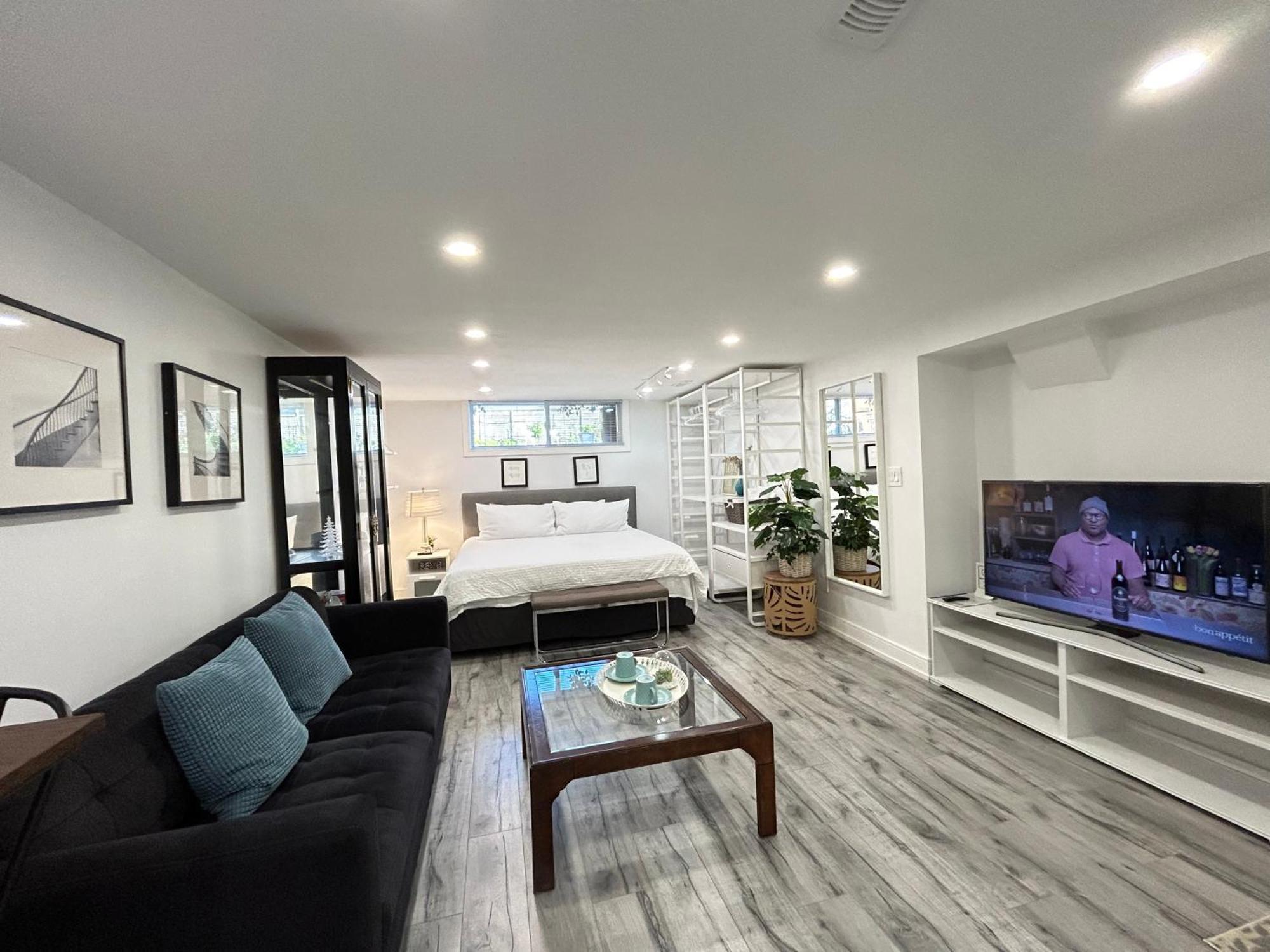 Modern Lux Family - Kingbed - Near Sheppard W Station Toronto
