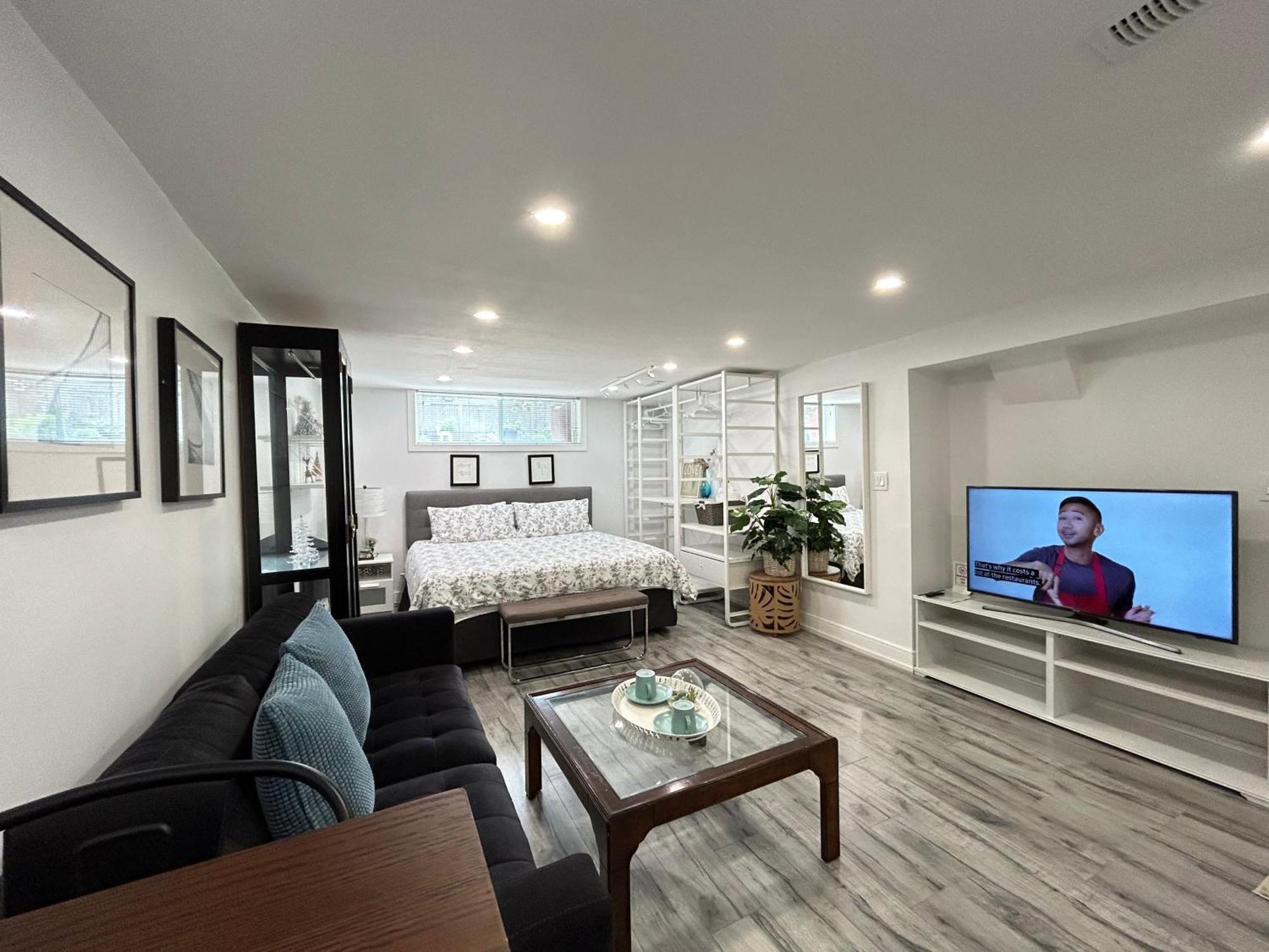 Privatunterkunft Modern Lux Family - Kingbed - Near Sheppard W Station