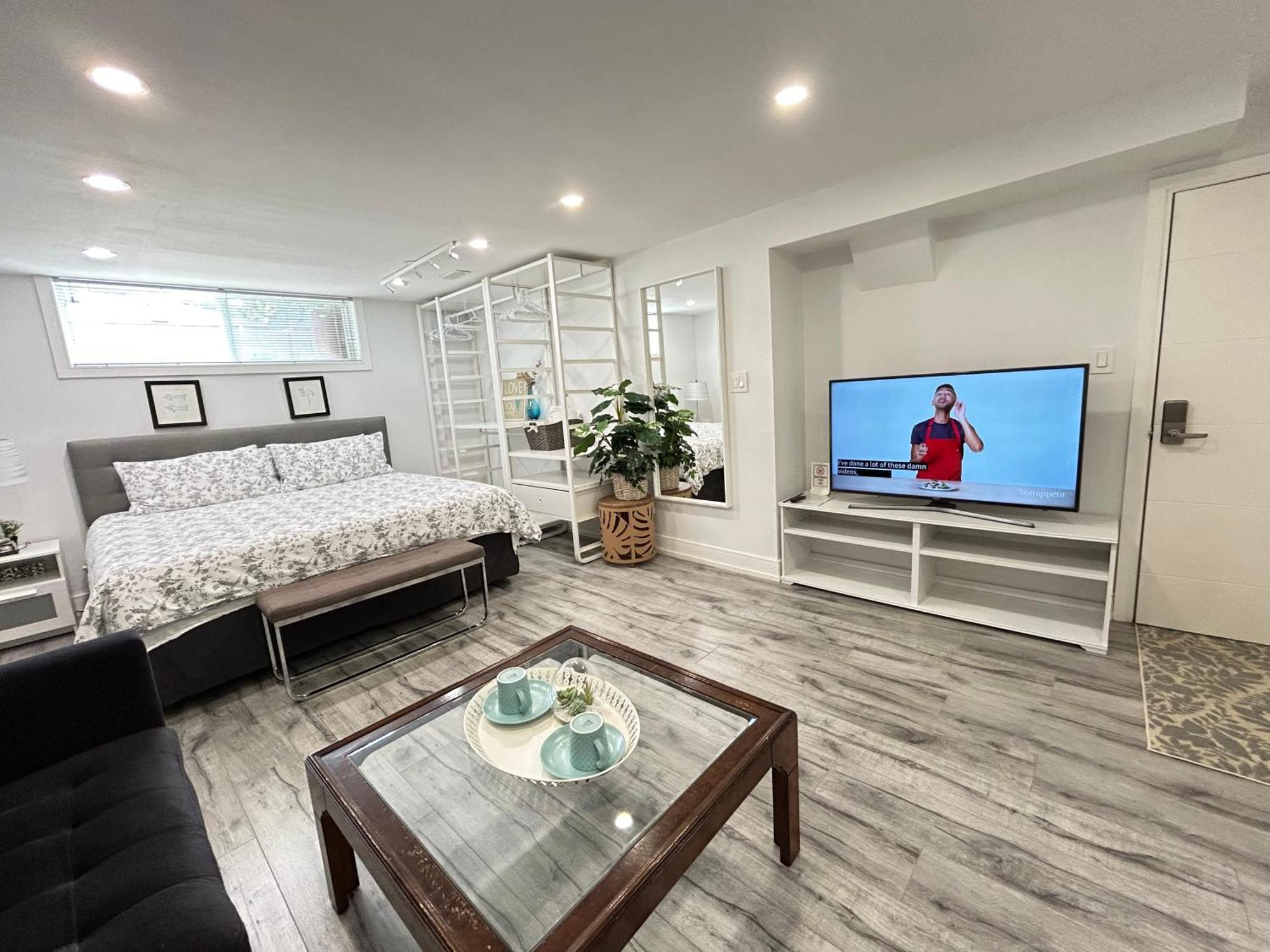 Modern Lux Family - Kingbed - Near Sheppard W Station Toronto