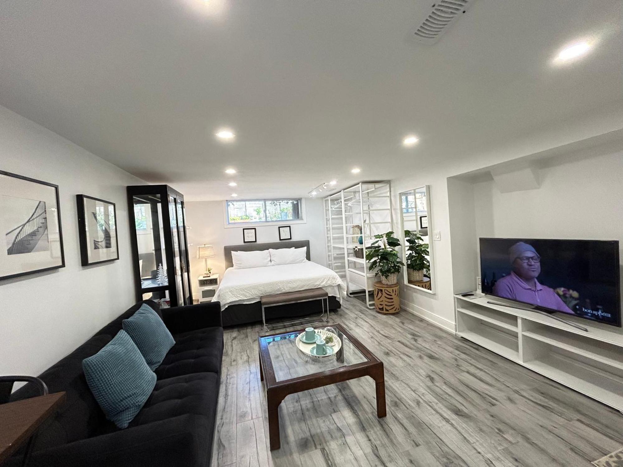 Modern Lux Family - Kingbed - Near Sheppard W Station