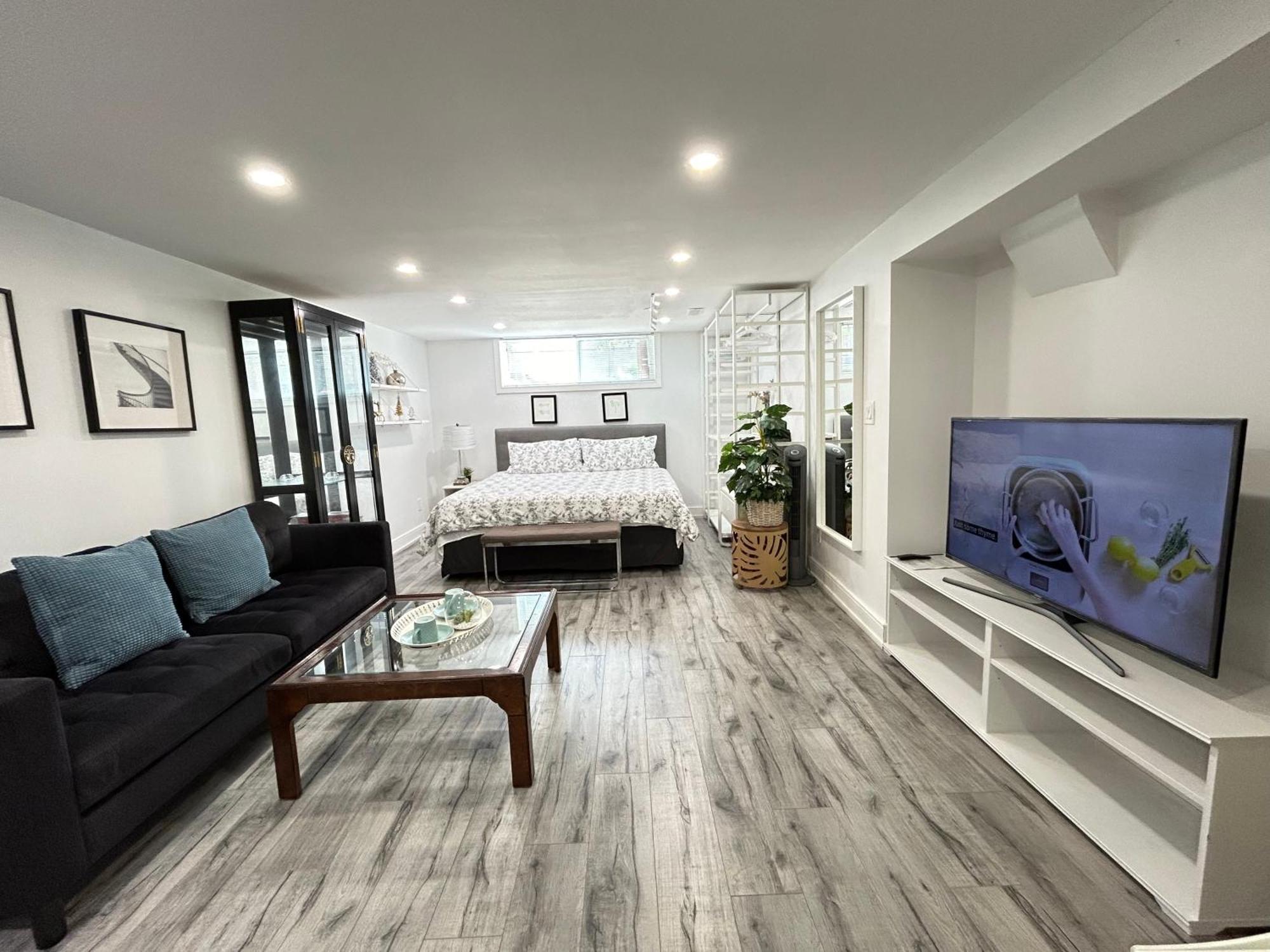 Modern Lux Family - Kingbed - Near Sheppard W Station