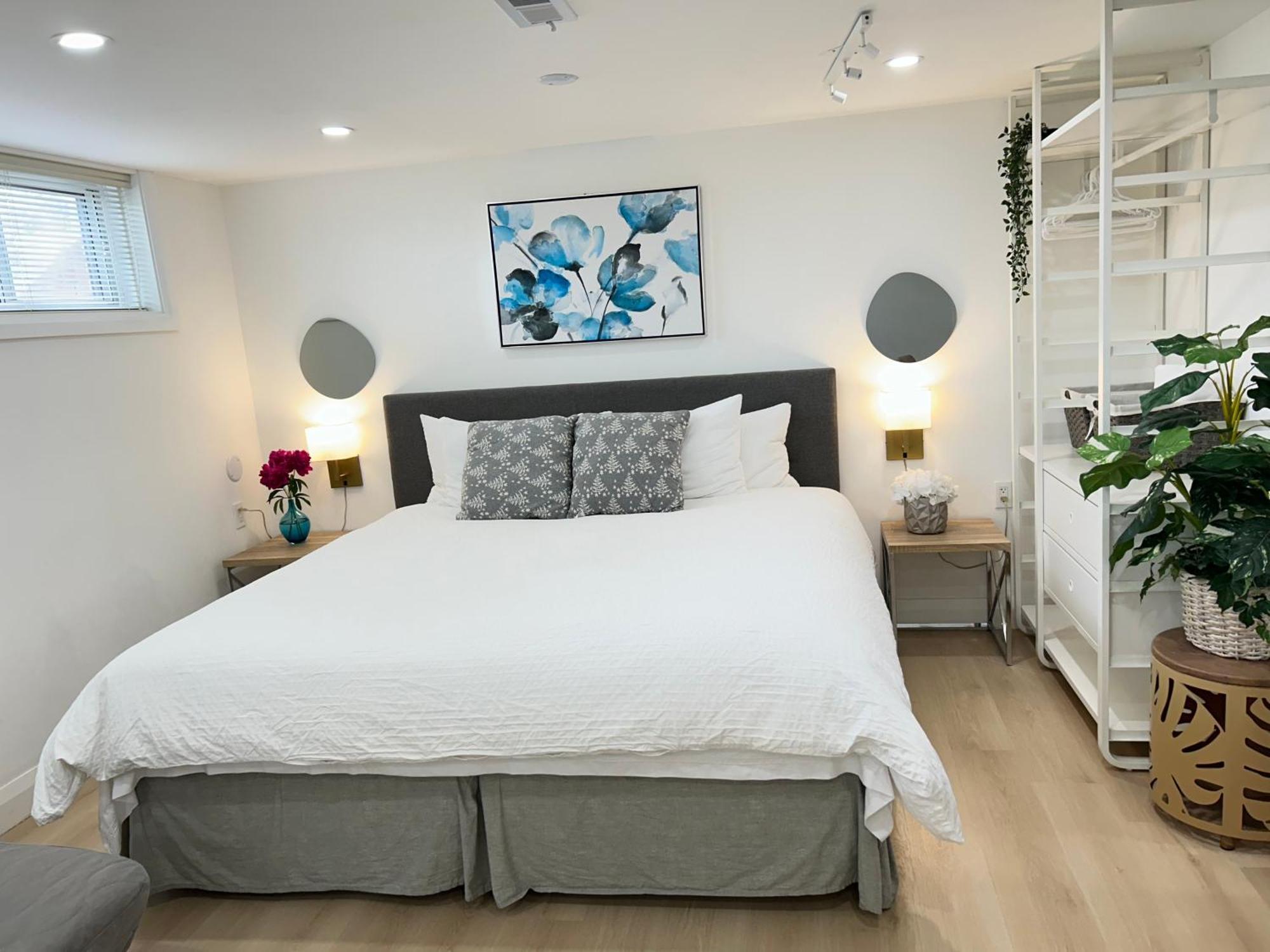 Modern Lux Family - Kingbed - Near Sheppard W Station Toronto