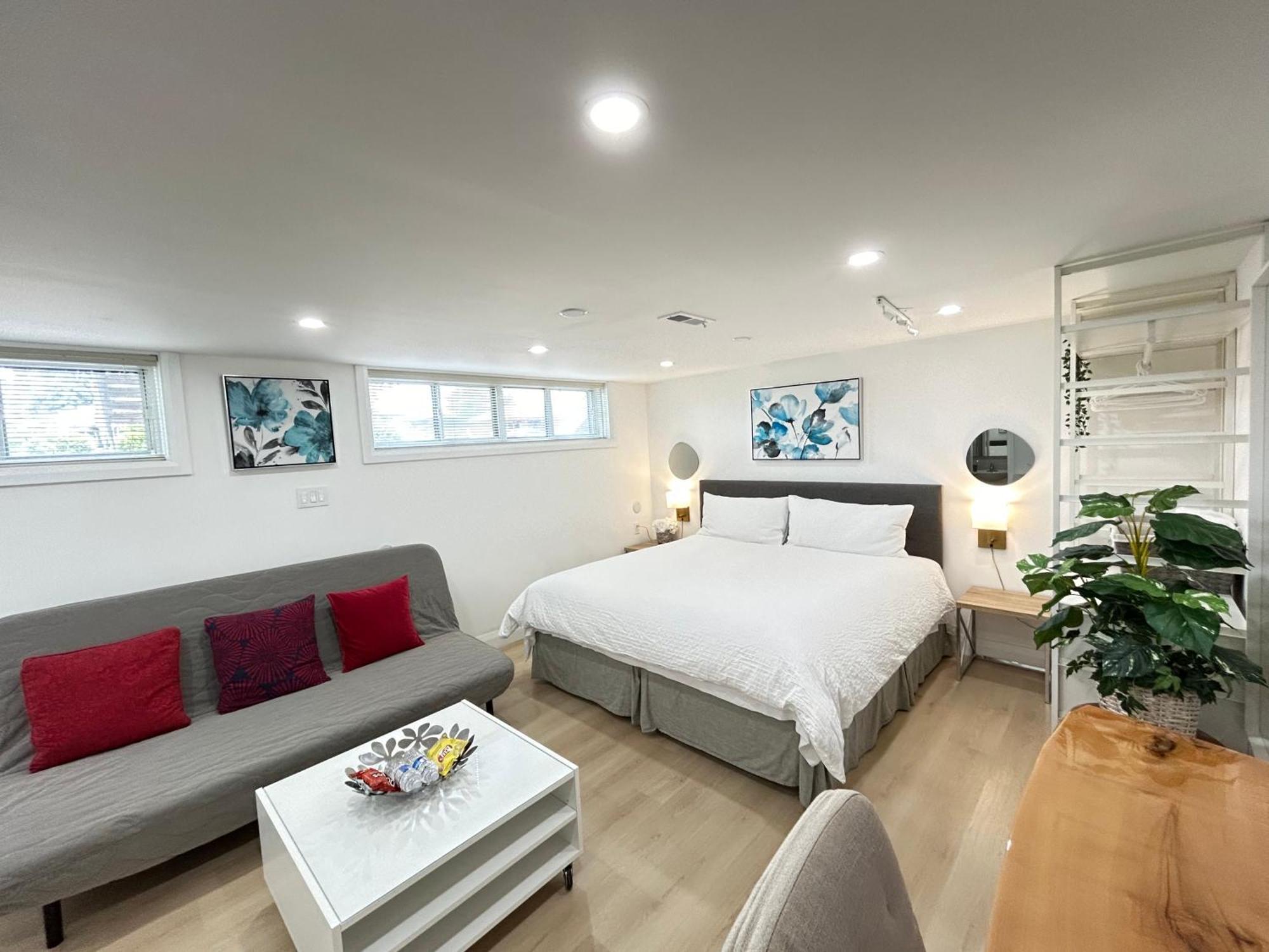 Privatunterkunft Modern Lux Family - Kingbed - Near Sheppard W Station