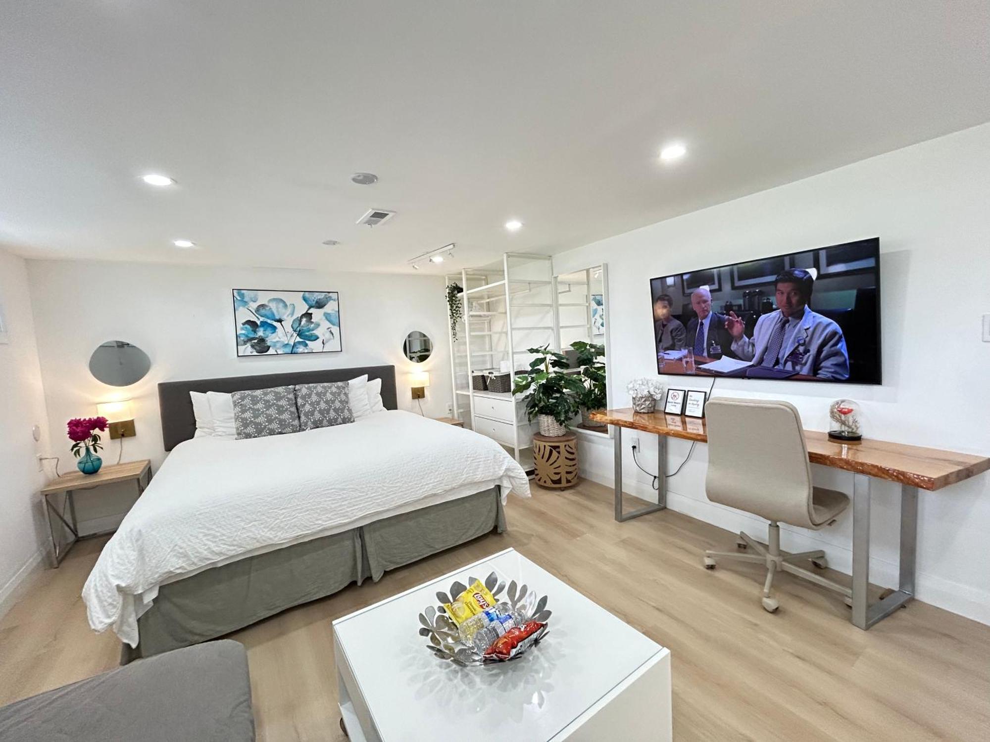 Modern Lux Family - Kingbed - Near Sheppard W Station