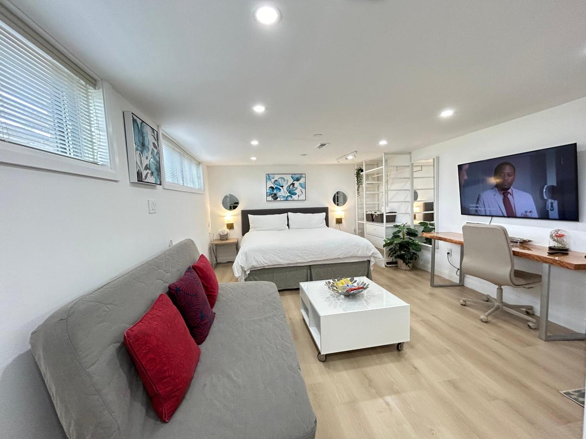 Modern Lux Family - Kingbed - Near Sheppard W Station Toronto