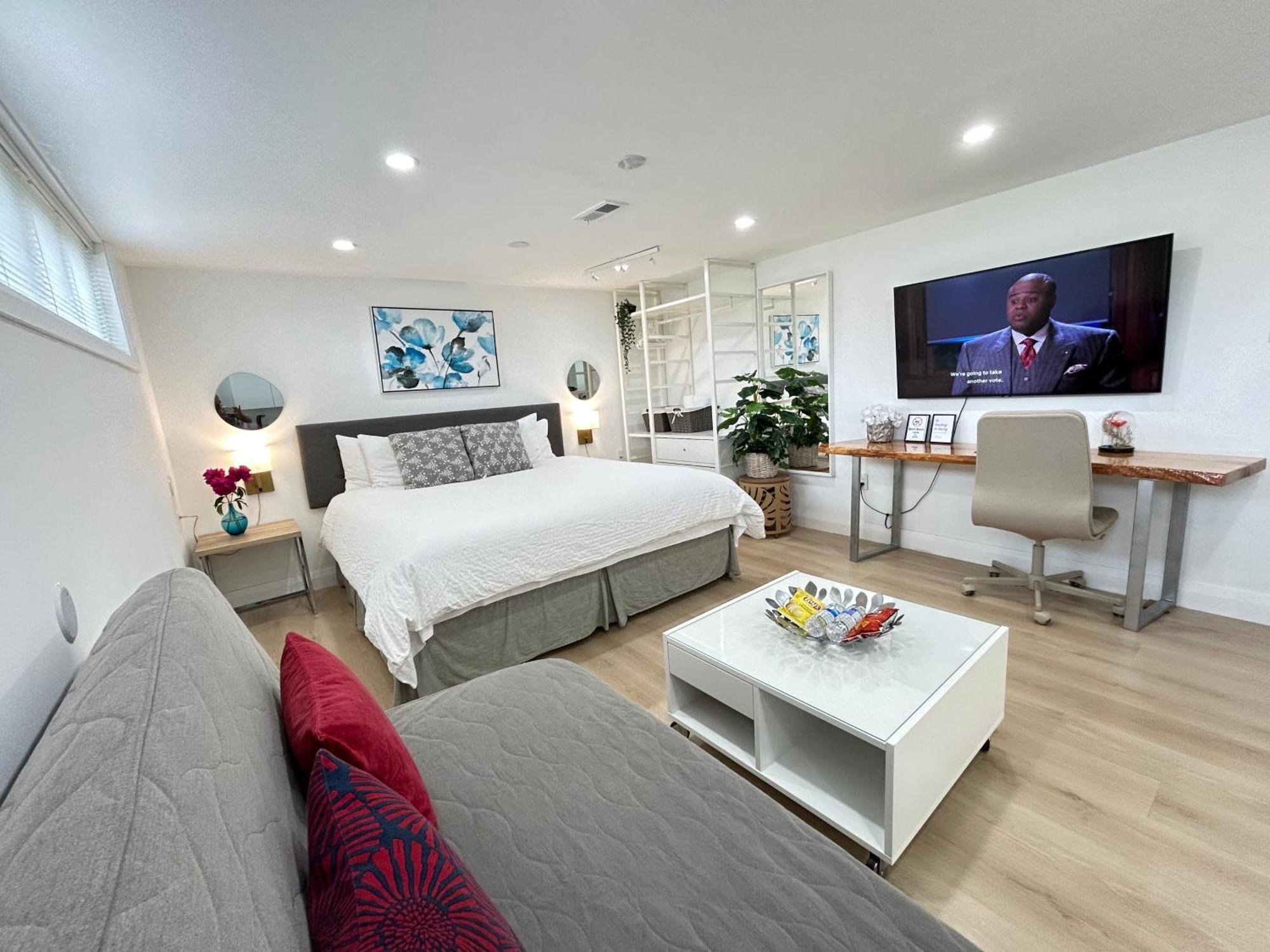 Modern Lux Family - Kingbed - Near Sheppard W Station * Toronto
